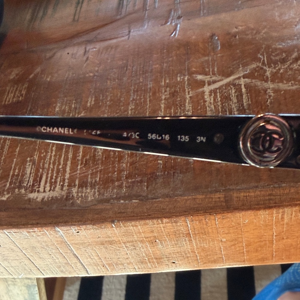 CHANEL vintage Chic Tortoise Shell Sunglasses with silver spinning logos - Picture 6 of 8
